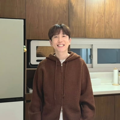 '16년 두문분출' 원빈, 마침내 얼굴 보였다…신혼부부 새 터전에 동행