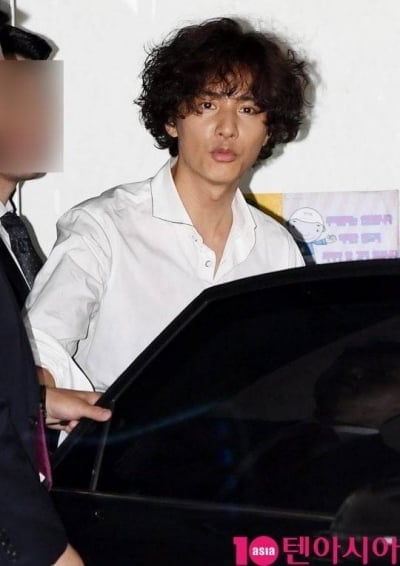 '16년 두문분출' 원빈, 마침내 얼굴 보였다…신혼부부 새 터전에 동행