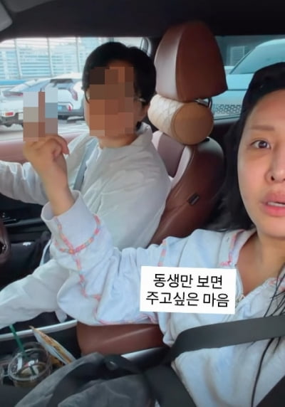"가운데 손가락 좀 올리지 마"…랄랄, 성형외과 원장 충고 16일 만에 또 지적 받았다