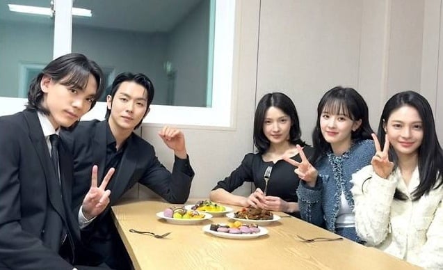 임성한 작가의 밥차를 선물 받은 '닥터신' 주연 배우들./사진제공=TV조선