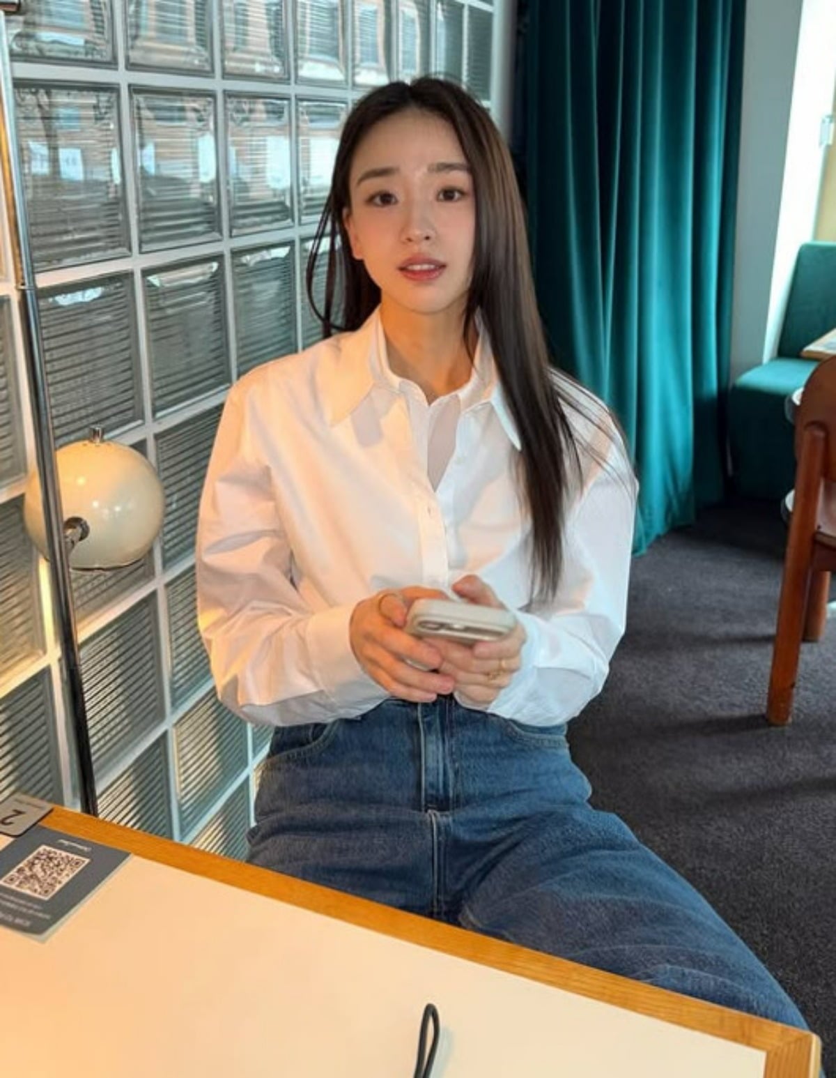 손연재가 한 카페에서 포즈를 취하고 있다. / 사진=손연재 SNS