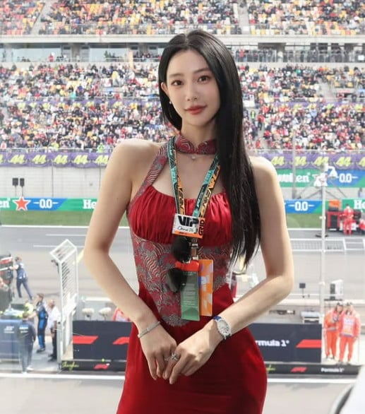 배우 클라라가 행사에 참석해 다양한 포즈를 취하고 있다. / 사진=클라라 SNS