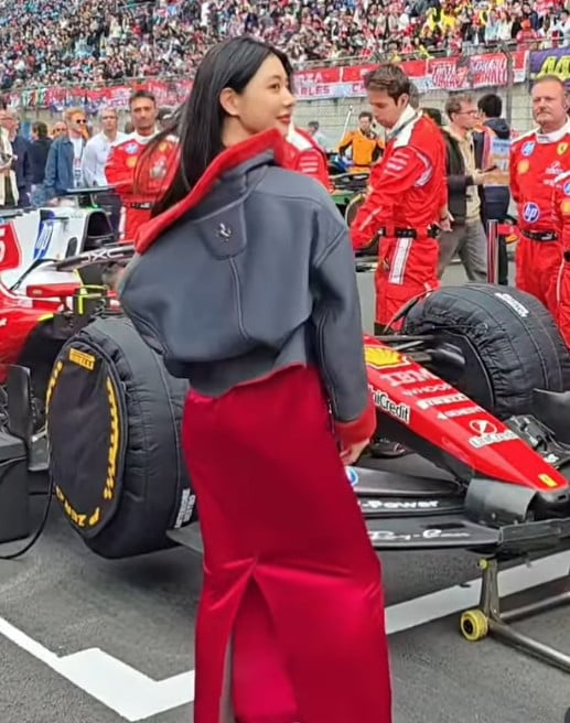 배우 클라라가 행사에 참석해 다양한 포즈를 취하고 있다. / 사진=클라라 SNS