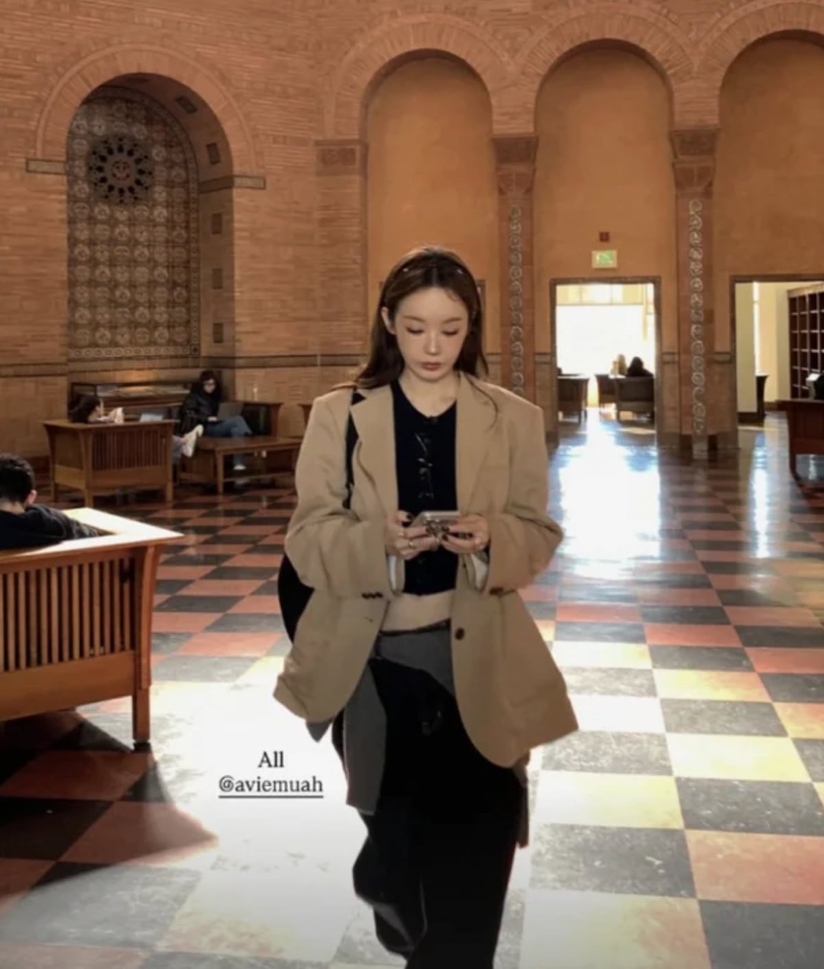 듀오 다비치 강민경이 이국적인 풍경 속 핸드폰을 바라보고 걷고 있다.
사진=듀오 다비치 강민경 SNS