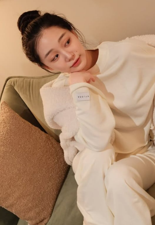 이주영이 화이트룩을 착용한 채 다양한 포즈를 취하고 있다. / 사진=이주영 SNS