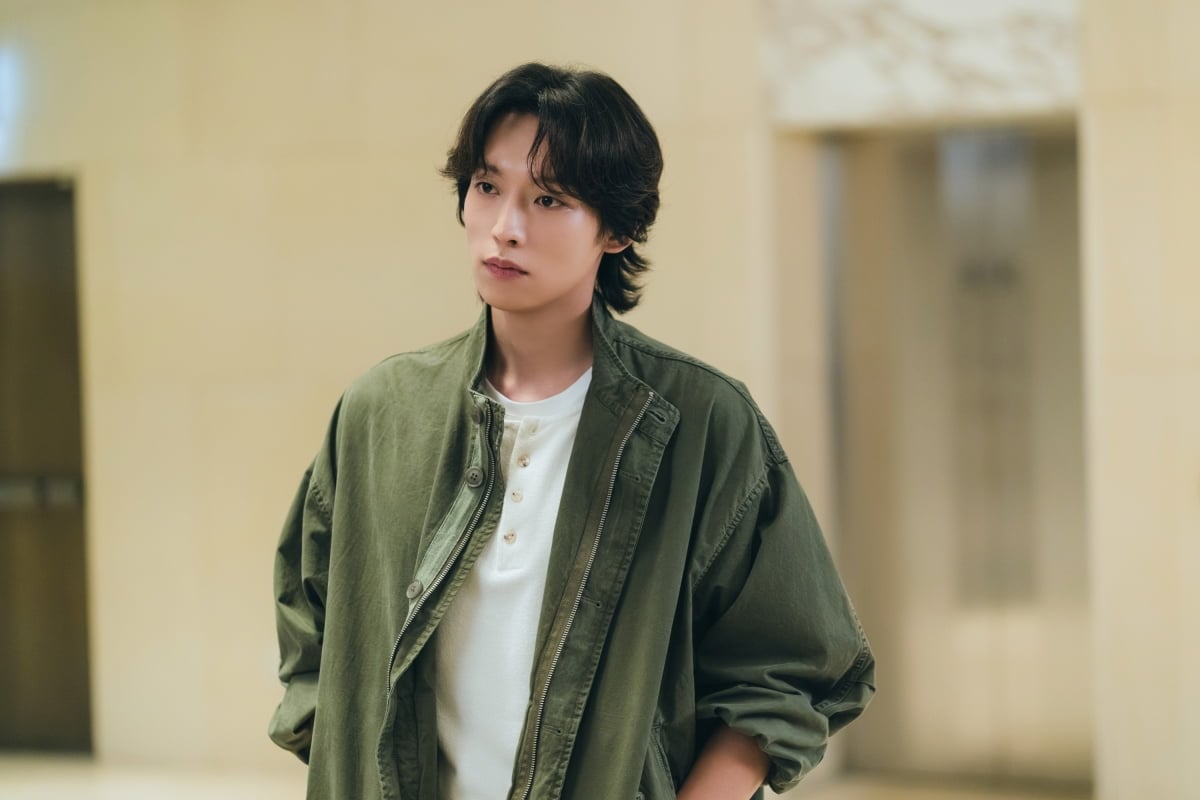 배우 이기택이 지난 15일 방송된 JTBC 토일드라마 '미혼남녀의 효율적 만남' 6회에서 신지수 역할로 '서브 앓이'를 제대로 불러일으키며 최고 시청률 5.1%를 기록했다.