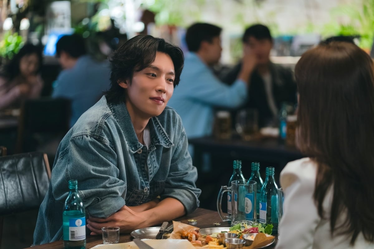 배우 이기택이 지난 15일 방송된 JTBC 토일드라마 '미혼남녀의 효율적 만남' 6회에서 신지수 역할로 '서브 앓이'를 제대로 불러일으키며 최고 시청률 5.1%를 기록했다.