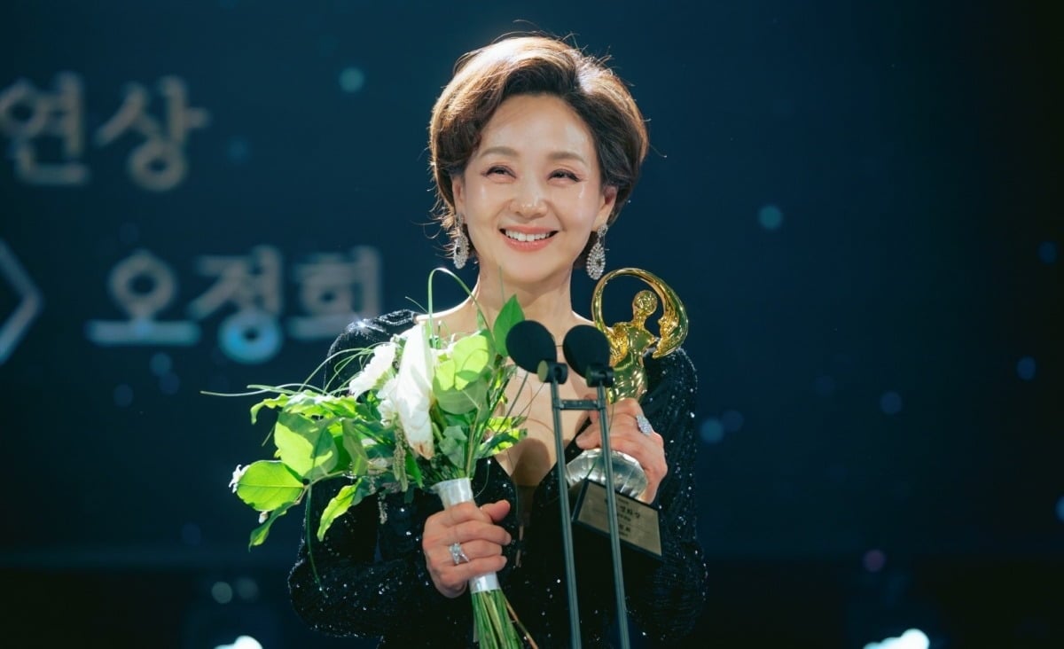 '모자무싸' 시상식 현장에서 영광의 트로피를 거머쥔 배종옥 / 사진제공=스튜디오 피닉스·SLL·스튜디오 플로우