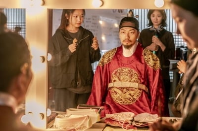 [공식] 최리, 분장팀 스태프로 일한다…담당 배우는 이동휘('메소드연기')