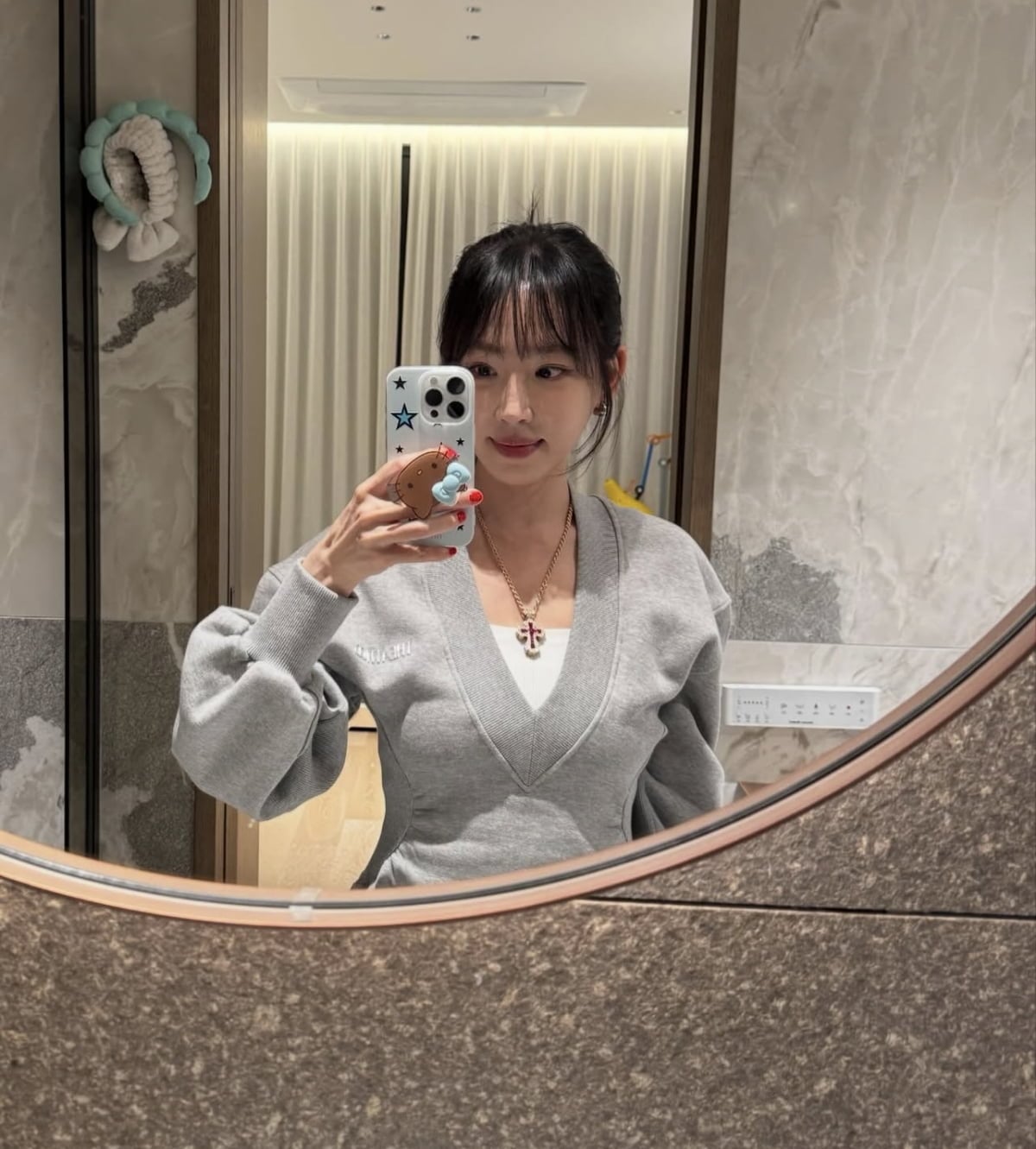 배우 강예원이 앞트임 복원 후 순한 눈매와 인상으로 거울 셀카를 남기고 있다 / 사진 = 강예원 SNS