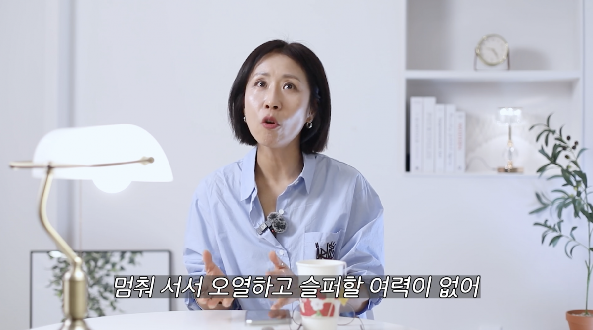 개그우먼 정선희가 스튜디오를 배경으로 책 '기차의 꿈'에 대한 리뷰를 하고 있다 / 사진 = 정선희 유튜브 채널