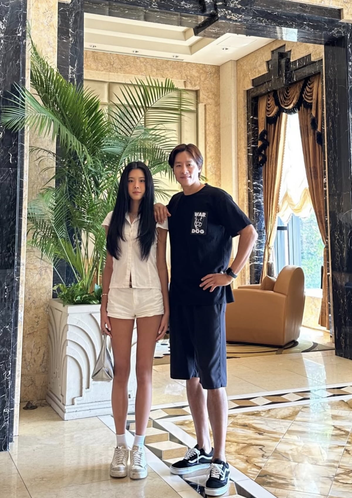 우지원이 딸 우서윤의 어깨에 손을 올리고 미소 짓고 있다 / 사진 = 우지원 SNS