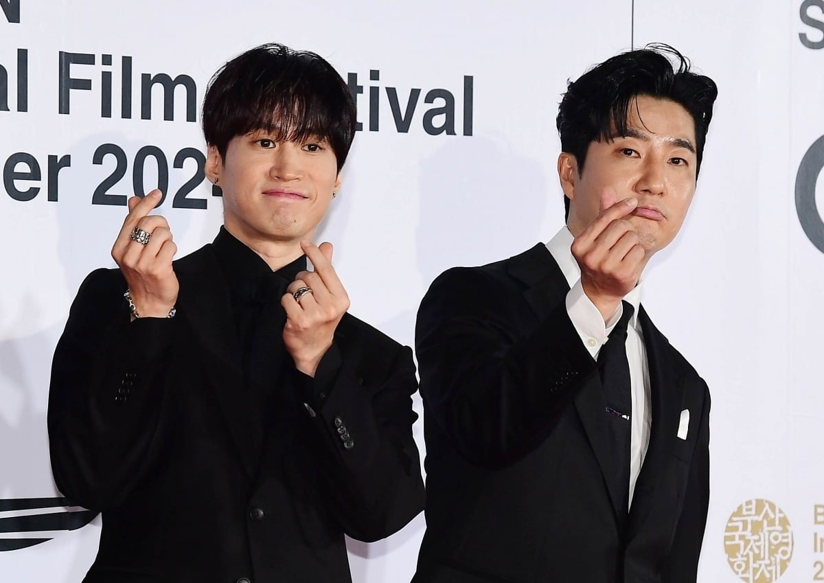 손하트 포즈를 취하고 있는 에픽하이 타블로, 투컷./사진=텐아시아DB