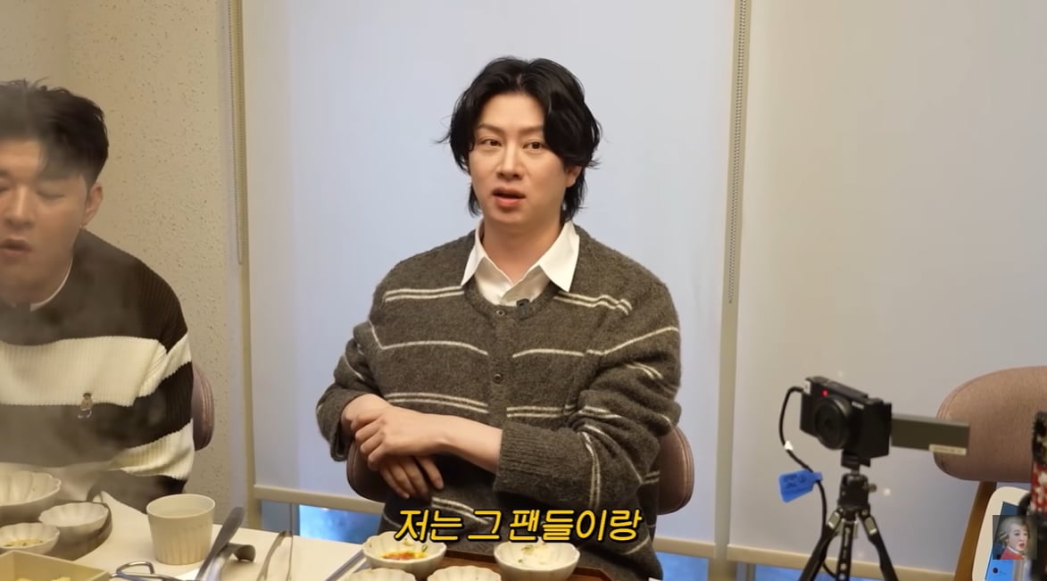 김희철이 슈퍼주니어 멤버 신동과 같이 유튜브 채널 ‘공부왕찐천재 홍진경’에 출연했다.