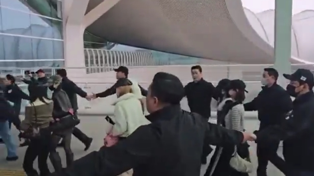 하츠투하츠가 황제 경호 논란에 휩싸였다. / 사진=온라인 커뮤니티 갈무리