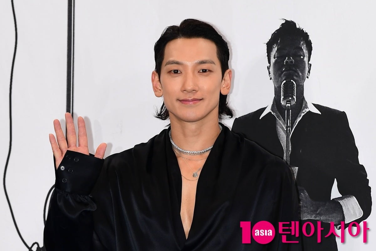 가수 겸 배우 비가 취재진을 향해 손을 흔들고 있다. /텐아시아 DB