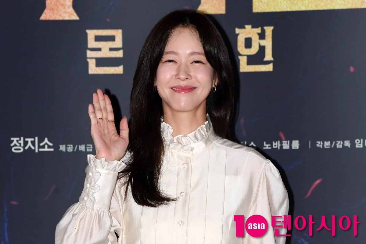 배우 경수진이 취재진을 향해 손을 흔들고 있다. /텐아시아 DB