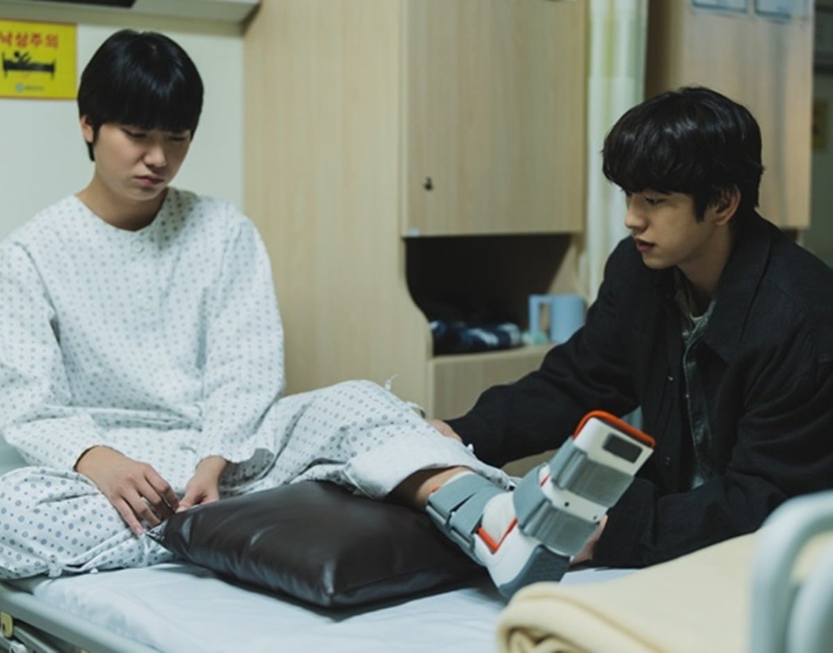 '샤이닝'에서 다친 동생의 곁을 지키는 박진영./사진제공= SLL, 카카오엔터테인먼트