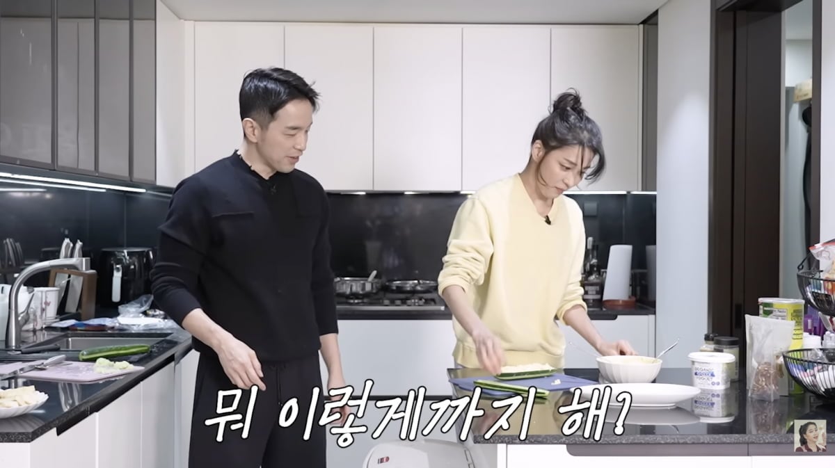 배우 한고은과 남편 신영수가 주방에서 함께 요리를 준비하고 있다 / 사진 = 한고은 유튜브 채널