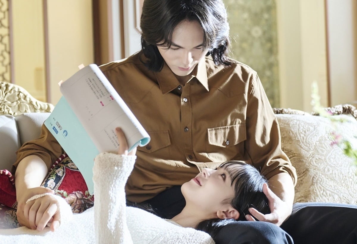 정이찬의 무릎을 베고 대본을 읽는 백서라./사진제공=TV조선 '닥터신'