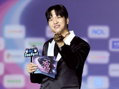 [단독] 유재필, 6년 반 몸 담은 FNC 떠나 홀로 활동…커피차까지 선물