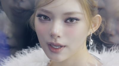 글로벌 유명 걸그룹, 데뷔 1년 만에 ♥핑크빛…새로운 시각으로 사랑 이야기 전달