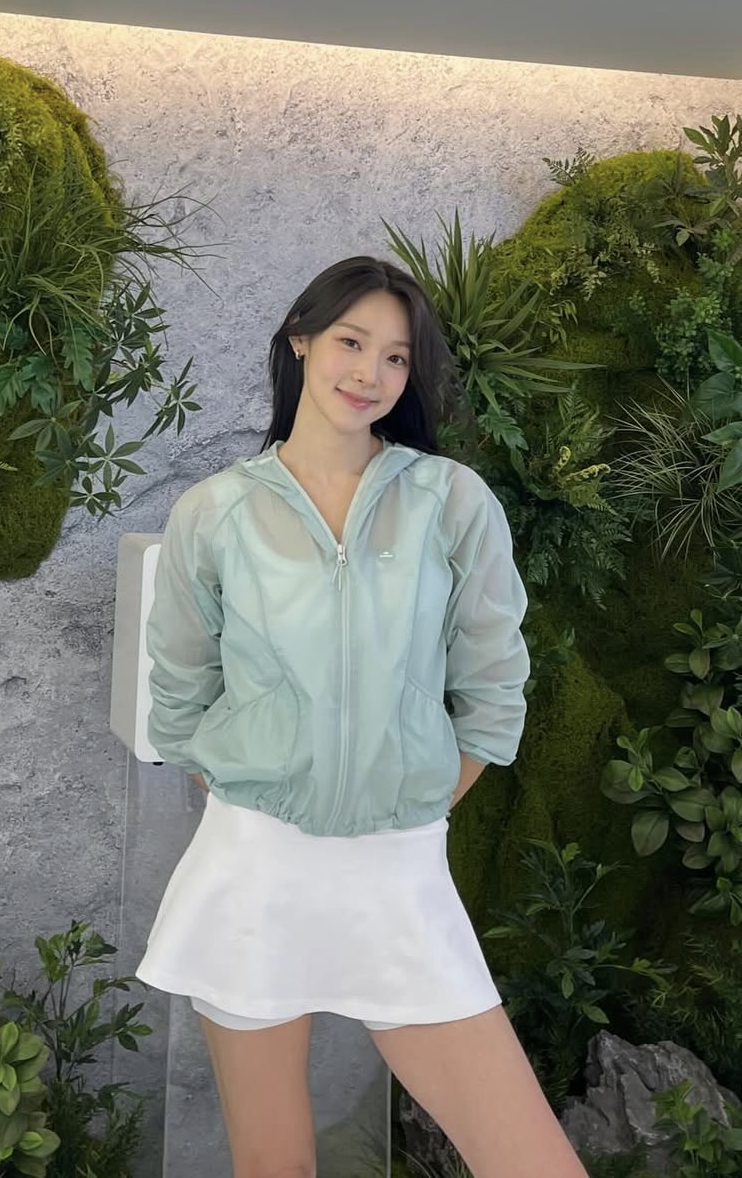 최미나수가 시스루 민트 집업 점퍼와 순백 미니 원피스를 걸치고 아웃도어 브랜드 행사에 참석해 미소 짓고 있다 / 사진 = 최미나수 SNS