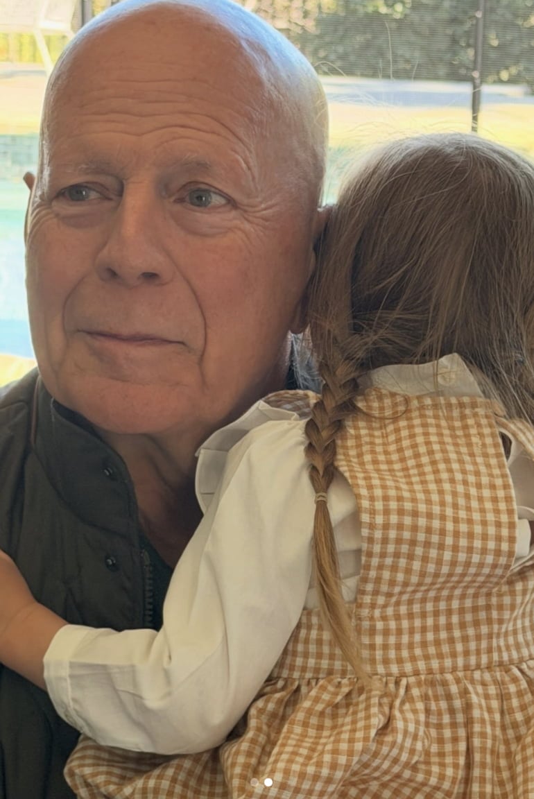 할리우드 액션 스타 브루스 윌리스가 자신의 손녀 딸을 품에 안고 미소 짓고 있다 / 사진 = 데미 무어 SNS