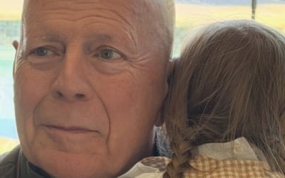 '실어증·치매 투병' 톱배우, 생일 맞은 먹먹한 근황…손녀 품에 안고 미소