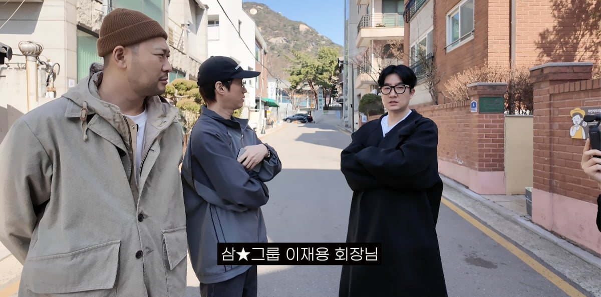 미쓰라, 타블로, 투컷으로 구성된 힙합 그룹 에픽하이가 종로구 청운동을 방문해 산책을 하고 있다 / 사진 = 에픽하이 유튜브 채널