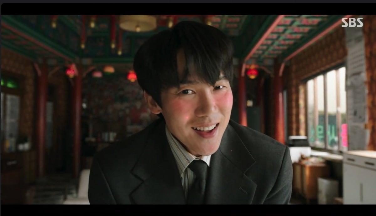 아이브 댄스 열연을 펼친 배우 유연석의 모습. 사진 = SBS '신이랑 법률사무소' 캡처