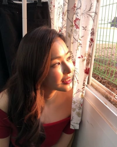 이하늬, '20대 천만배우'와 만난다더니…석양 아래 드러낸 '아찔 어깨라인'