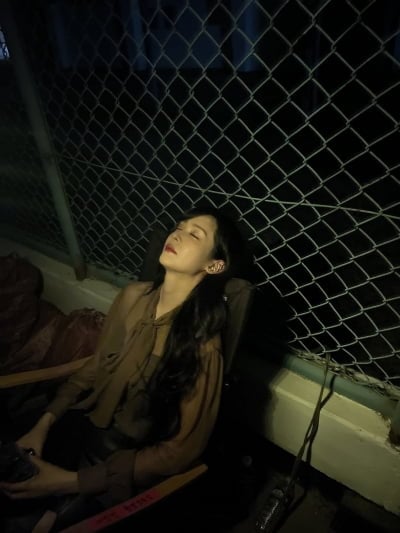 '옥바라지 마침표' 성유리, '쌍둥이 엄마'라고는 믿기지 않아…어둠 속에서 빛나는 여신