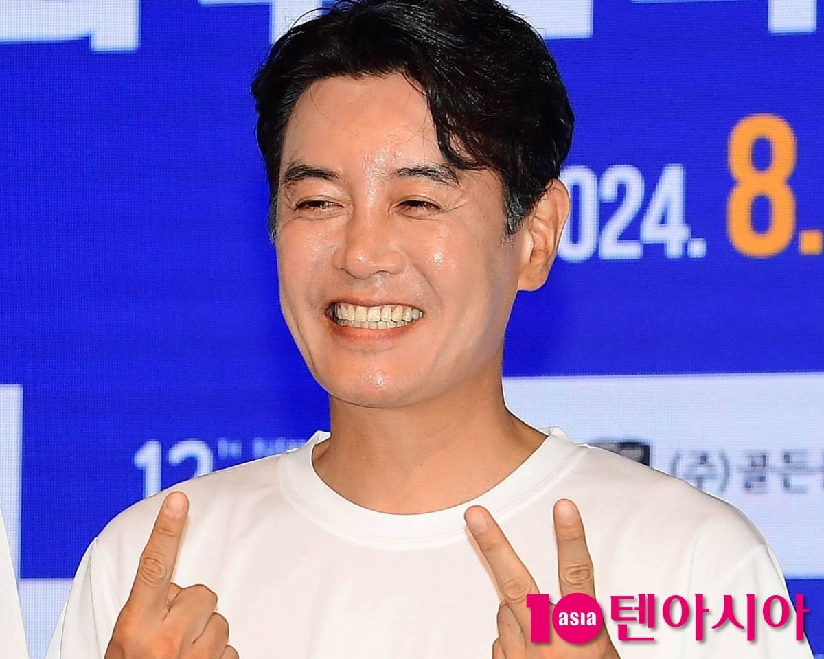 김대희가 취재진을 향해 환하게 웃고 있다. / 사진=텐아시아DB