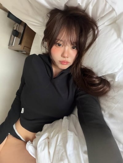 '아들 둘' 홍영기, 침대 위 아찔한 셀카…유부녀라고는 믿기지 않는 비주얼