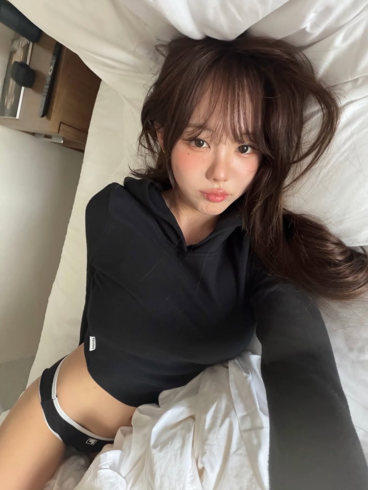 인플루언서 홍영기가 아찔한 침대셀카를 선보이고 있다. 사진 = 홍영기 인스타그램