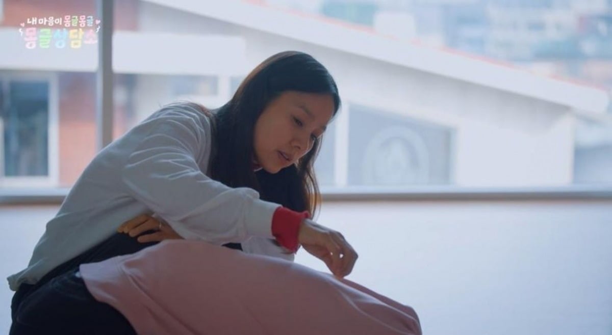 이효리에 유지훈에게 요가를 가르쳐준다. / 사진제공=SBS '몽글상담소'