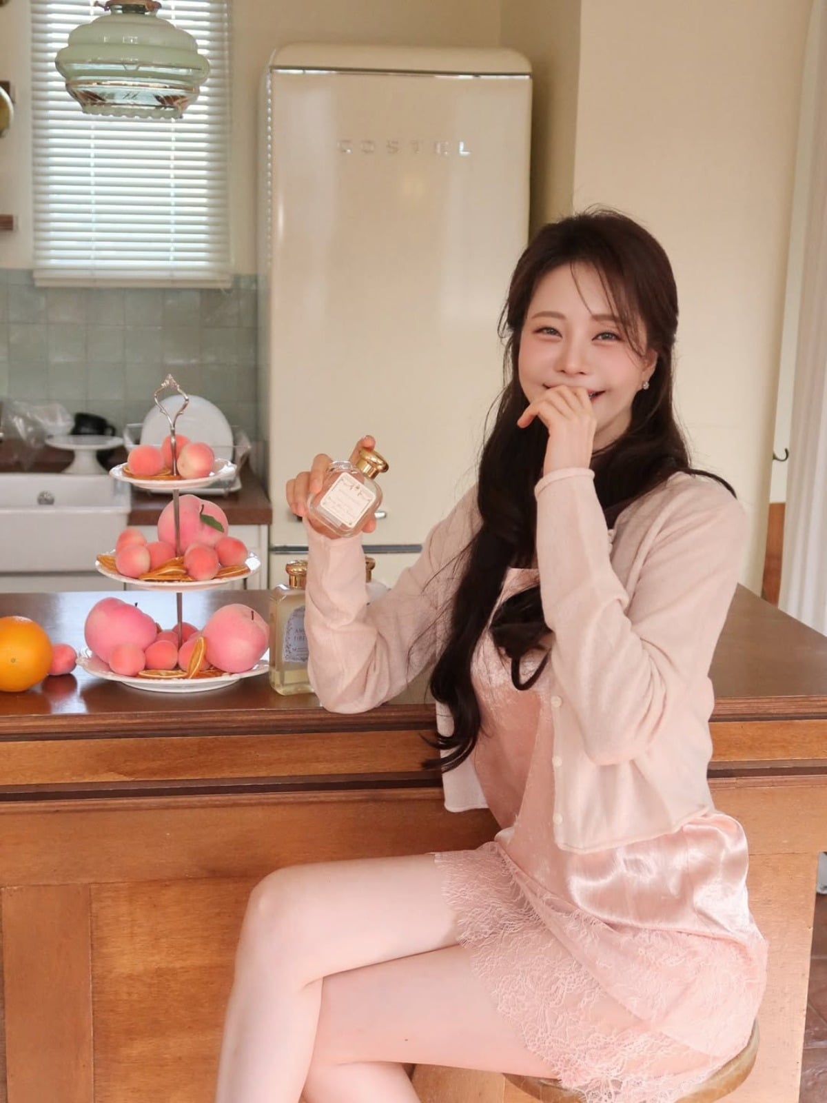 인플루언서 아옳이가 봄을 맞아 핑크빛 미모를 자랑했다. 사진 = 아옳이 인스타그램