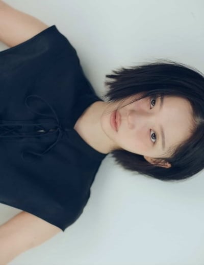 윈터, 25세 되더니 어딘가 달라진 분위기…블랙 민소매 입고 뽐낸 '치명적 단발'