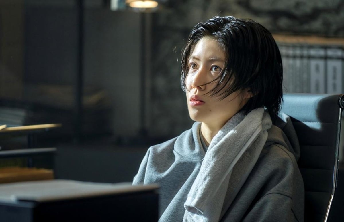 '대한민국에서 건물주 되는 법' 심은경이 말간 얼굴로 하정우를 바라본다. / 사진제공=tvN '대한민국에서 건물주 되는 법'