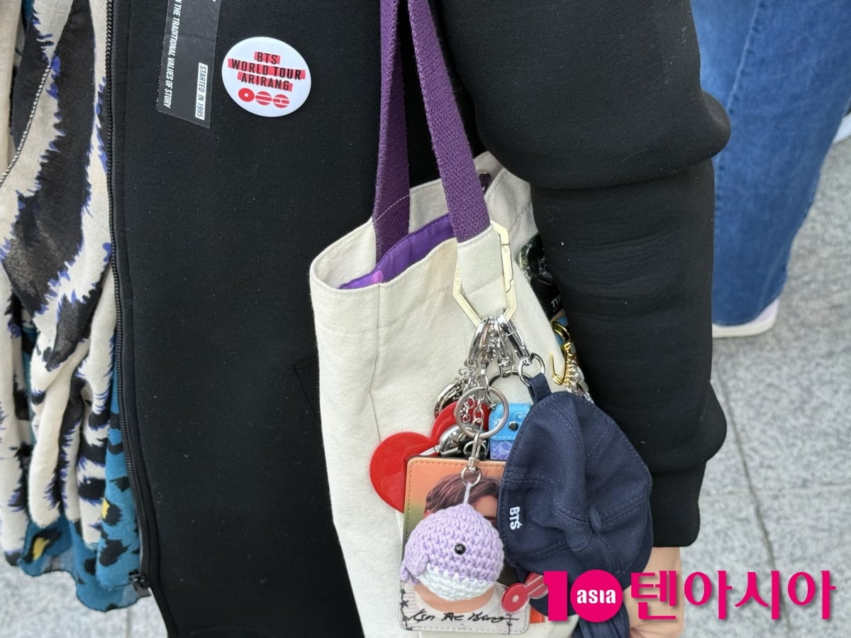 국내 중년 아미(그룹 방탄소년단 팬덤명)가 여러 굿즈를 착용하고 있다. 