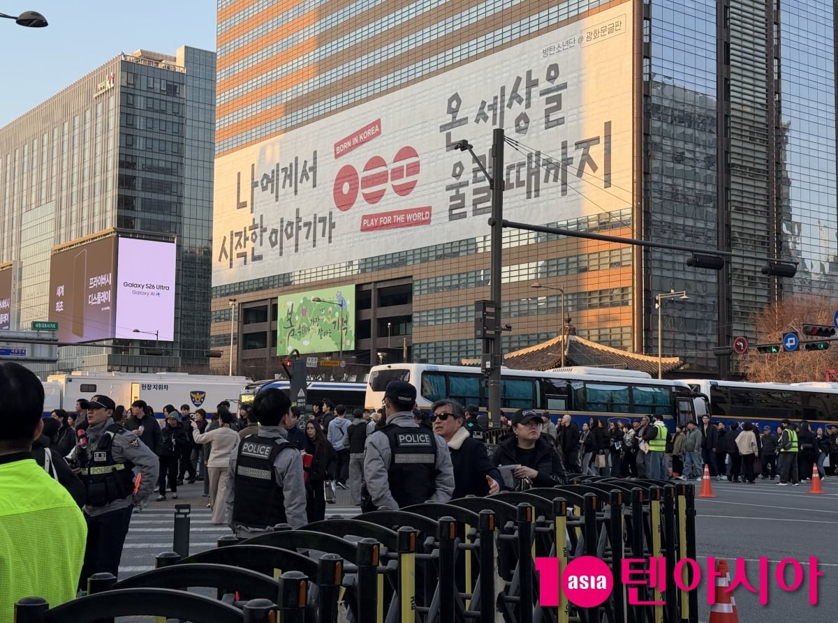 세종대로 사거리 횡단보도를 경찰이 통제하고 있다.
사진=텐아시아 이민경 기자 @2min_ror