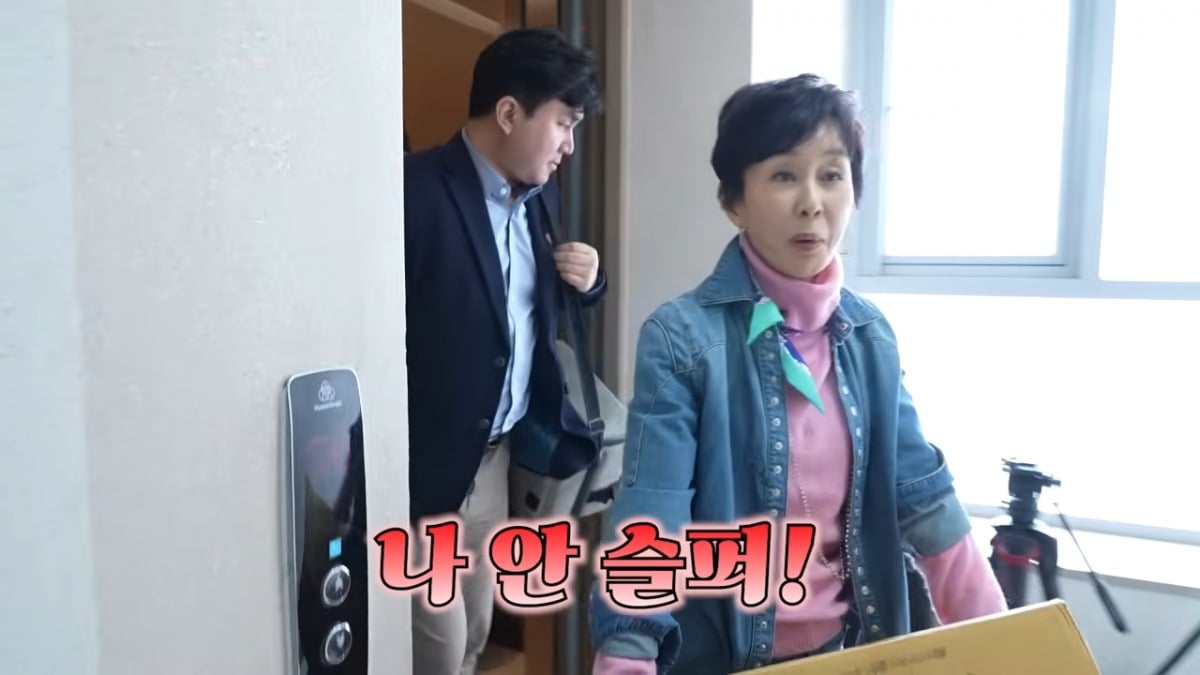 동갑내기 여배우 이경진과 김영란은 안소영의 집들이를 위해 선물을 준비했다 / 사진 = 유튜브 채널 '찐 여배우들'