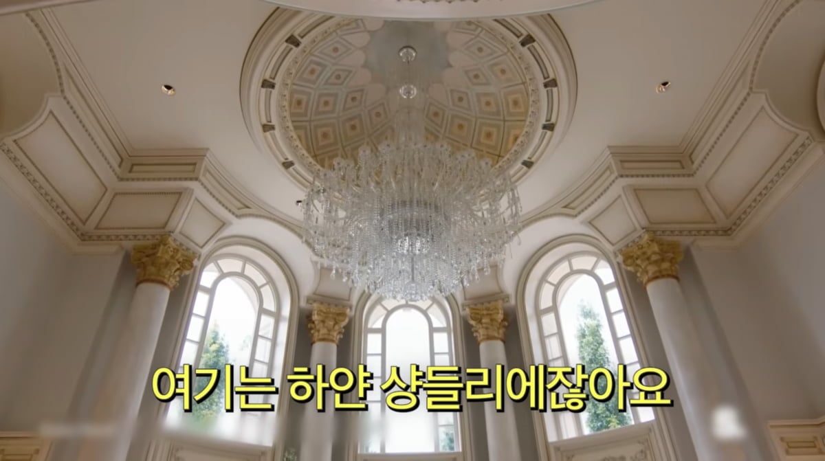 손태영, 권상우 부부가 370억 원대 초호화 대저택을 둘러보며 감탄을 쏟아냈다. / 사진=손태영 유튜브
