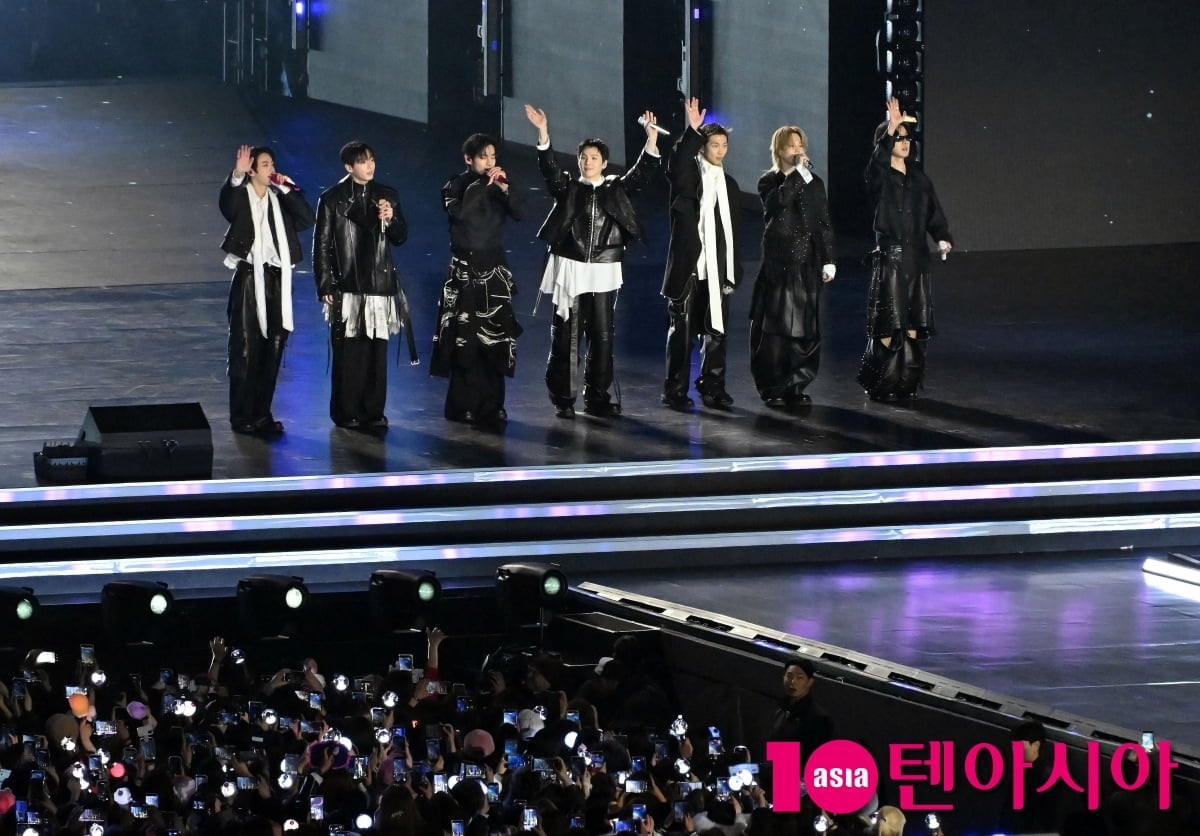 방탄소년단 컴백에 열광하는 아미들[TEN포토+]