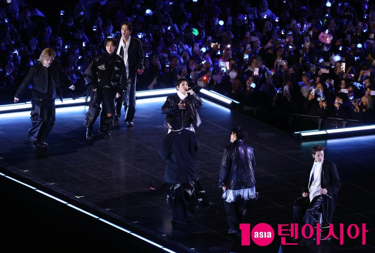 방탄소년단, 발목부상 RM을 위한 감미로운 무대[TEN포토+]