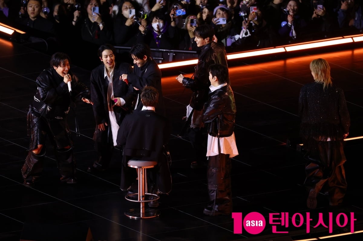 방탄소년단, 발목부상 RM을 위한 감미로운 무대[TEN포토+]