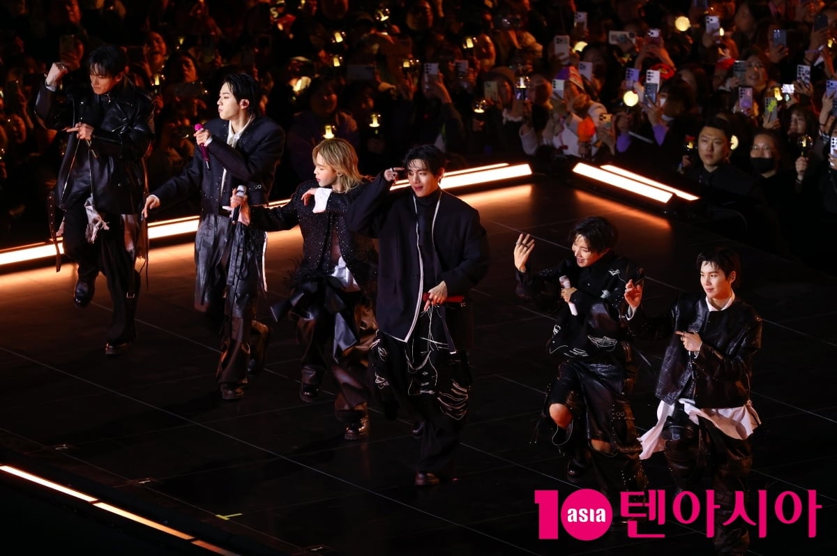 방탄소년단, 발목부상 RM을 위한 감미로운 무대[TEN포토+]