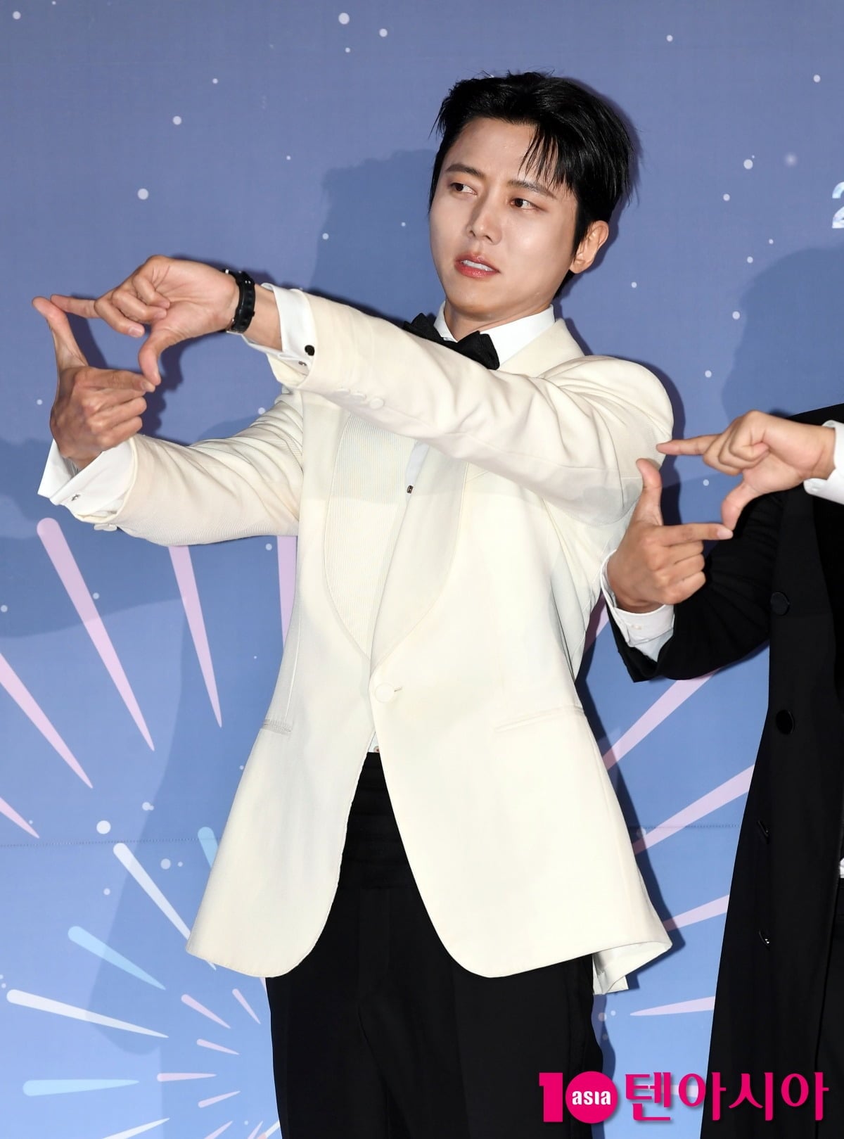 주우재가 한 공식 행사장에서 포즈를 취하고 있다./사진=텐아시아DB