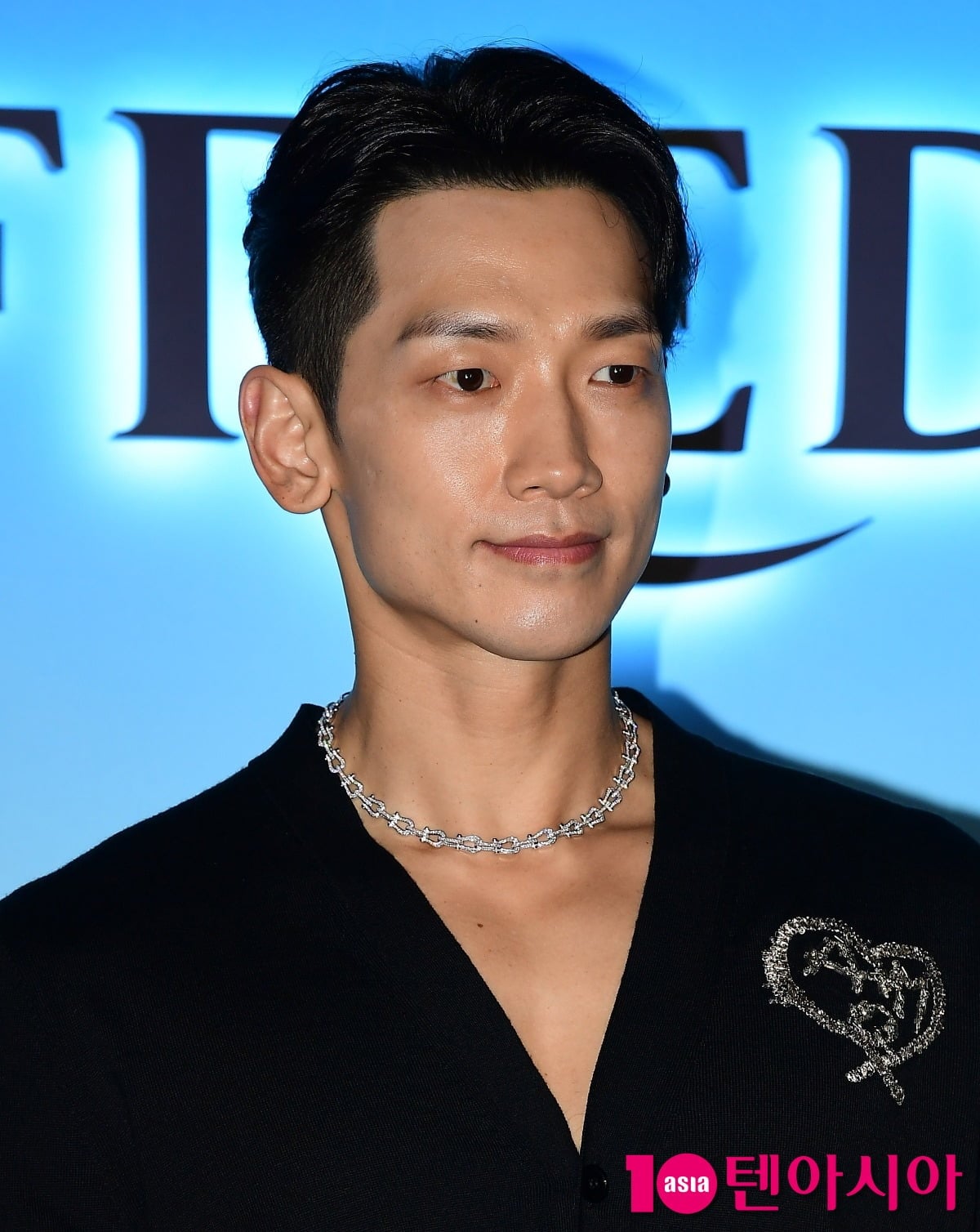 김태희와 결혼한 비가 공식 행사장에서 포즈를 취하고 있다./사진=텐아시아DB